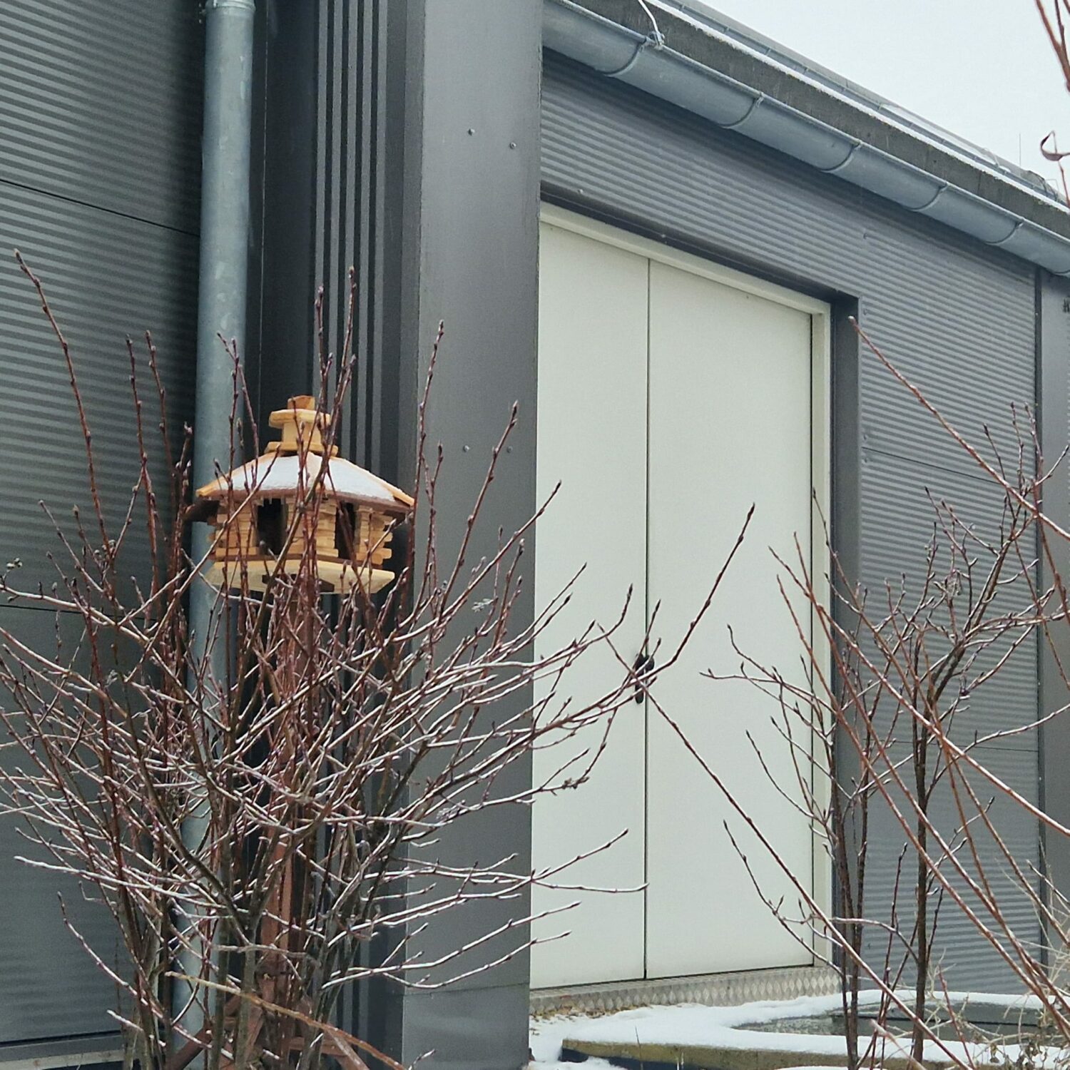 ein Vogelhaus im Winter bei der Schwarzmann GmbH